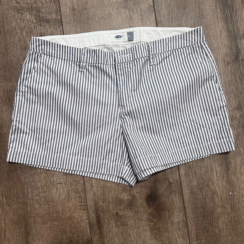 Old Navy 100% cotton Gray and White Bermuda low waist Shorts 10